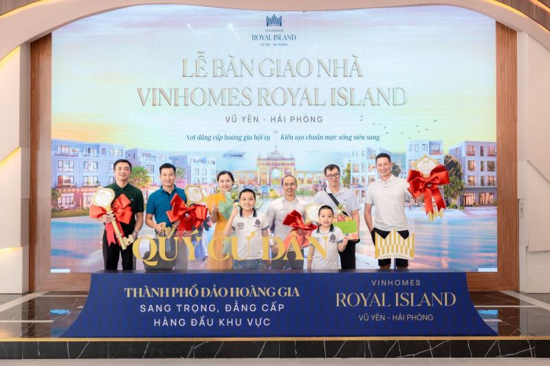 Vinhomes Royal Island bàn giao 500 căn nhà, lập kỷ lục mới trên đảo Vũ Yên