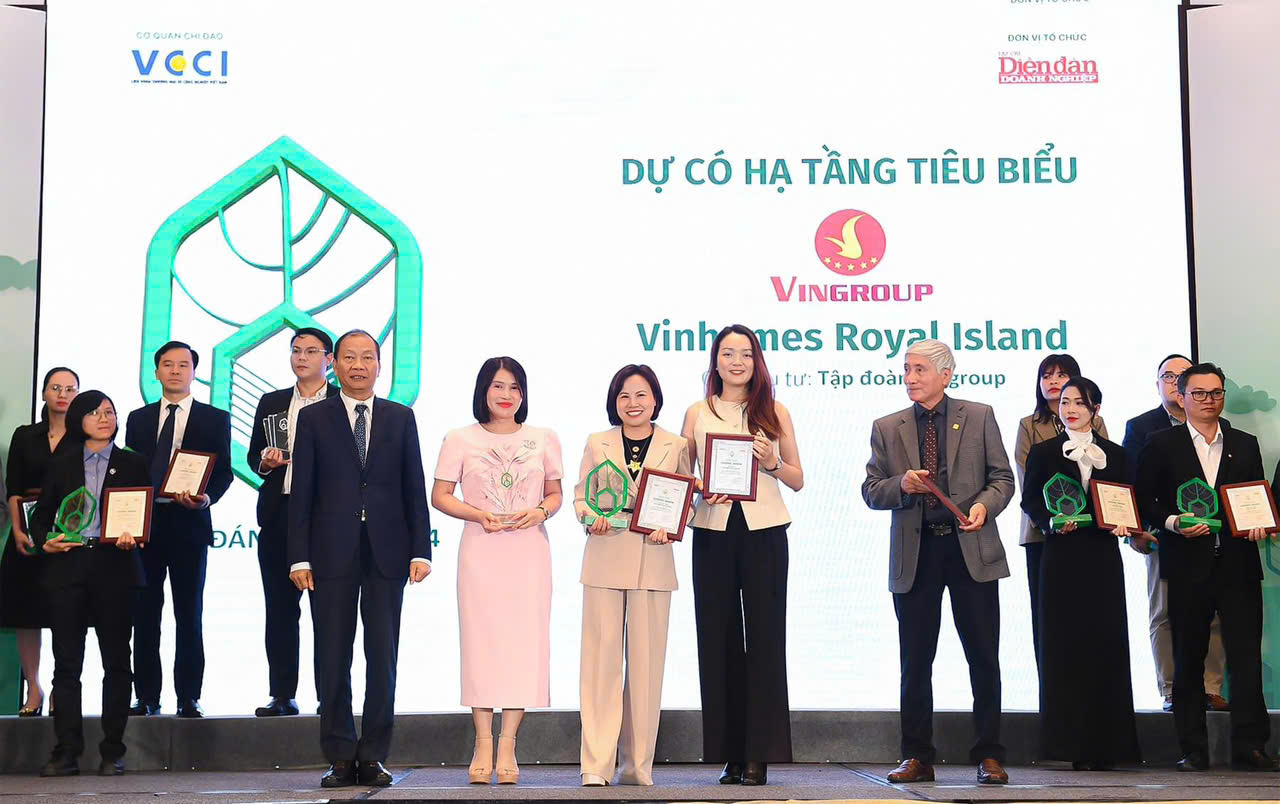 Vinhomes Royal Island nhận giải thưởng “Dự án đáng sống tiềm năng” và “Dự án có hạ tầng tiêu biểu”