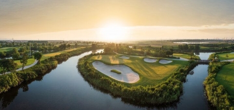 Biến golf thành tiện ích kế bên nhà, Vinhomes Royal Island hút khách thượng lưu